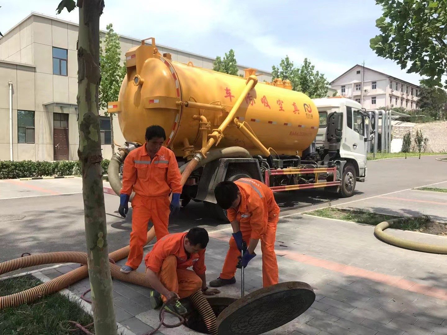 宁强管道疏通车停在窨井附近