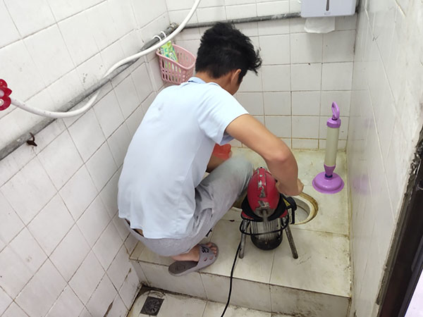 宁强管道堵塞冒臭气 专业师傅现场解决问题