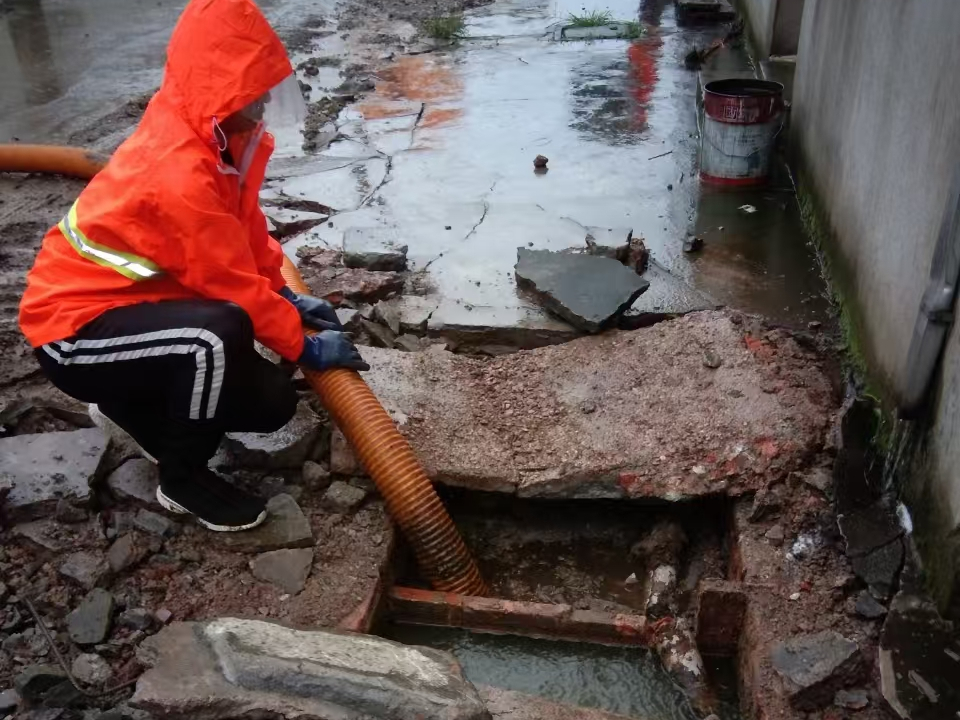 宁强专业清理污水池 炜誉市政以规范流程守护城市 “肠道”