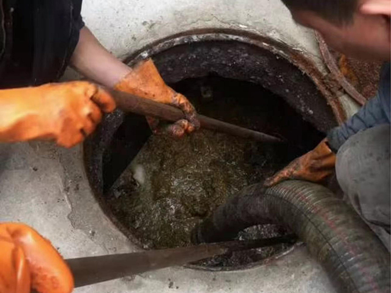 宁强清理化粪池时如何避免沼气的危害?